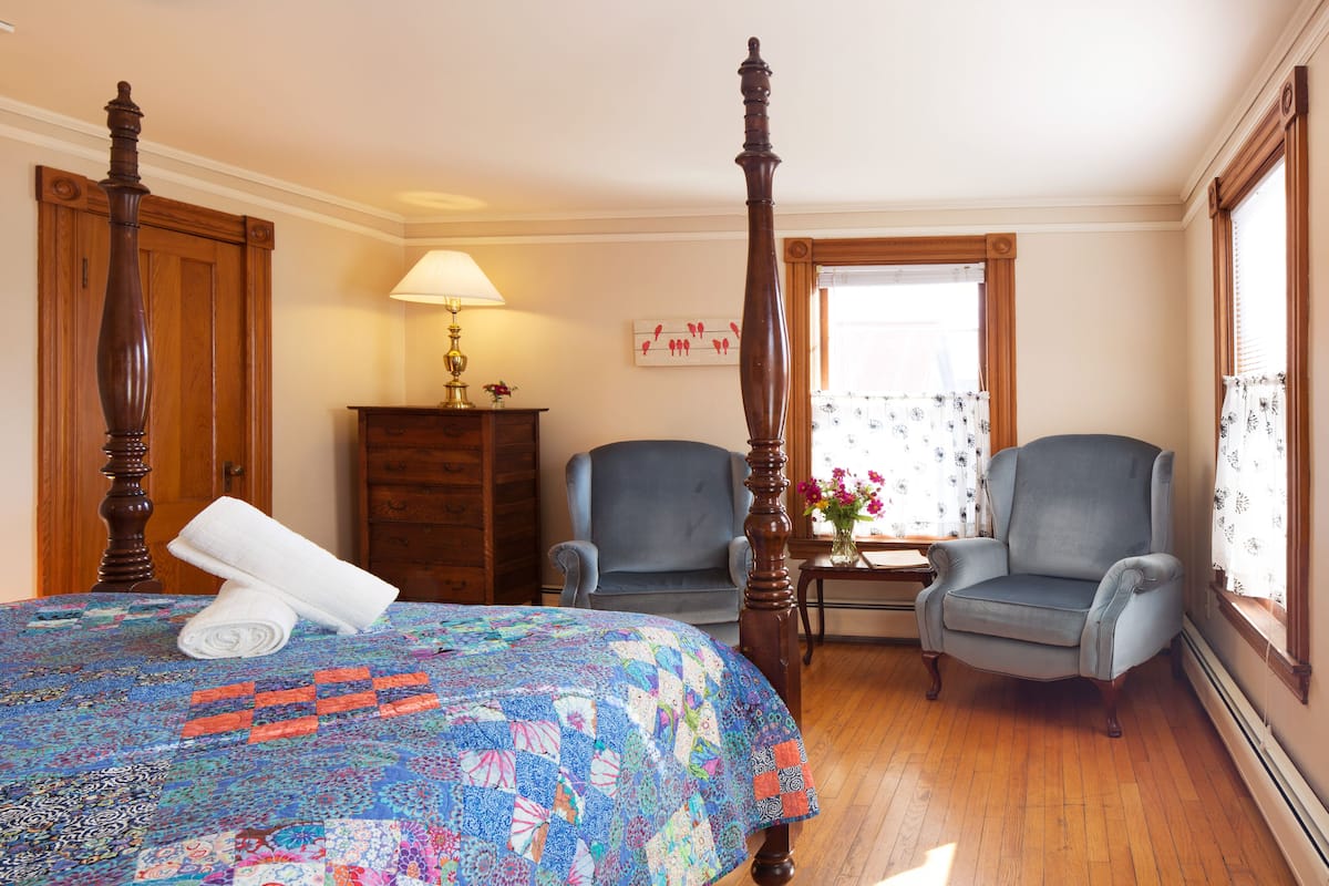 2 bedrooms, Egyptian cotton sheets, premium bedding, memory-foam beds