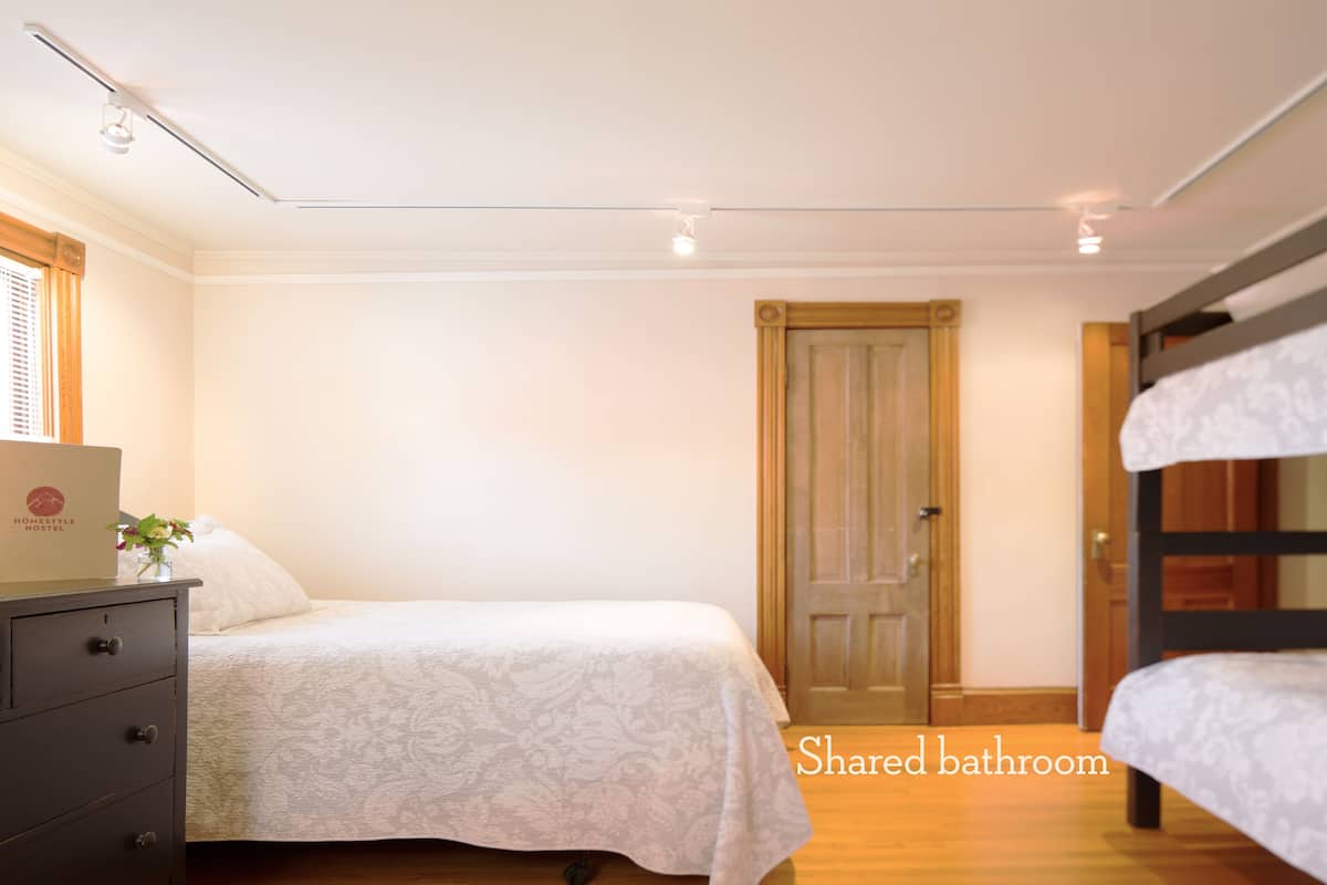 2 bedrooms, Egyptian cotton sheets, premium bedding, memory-foam beds