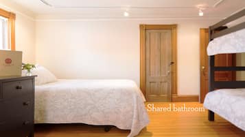 2 bedrooms, Egyptian cotton sheets, premium bedding, memory-foam beds