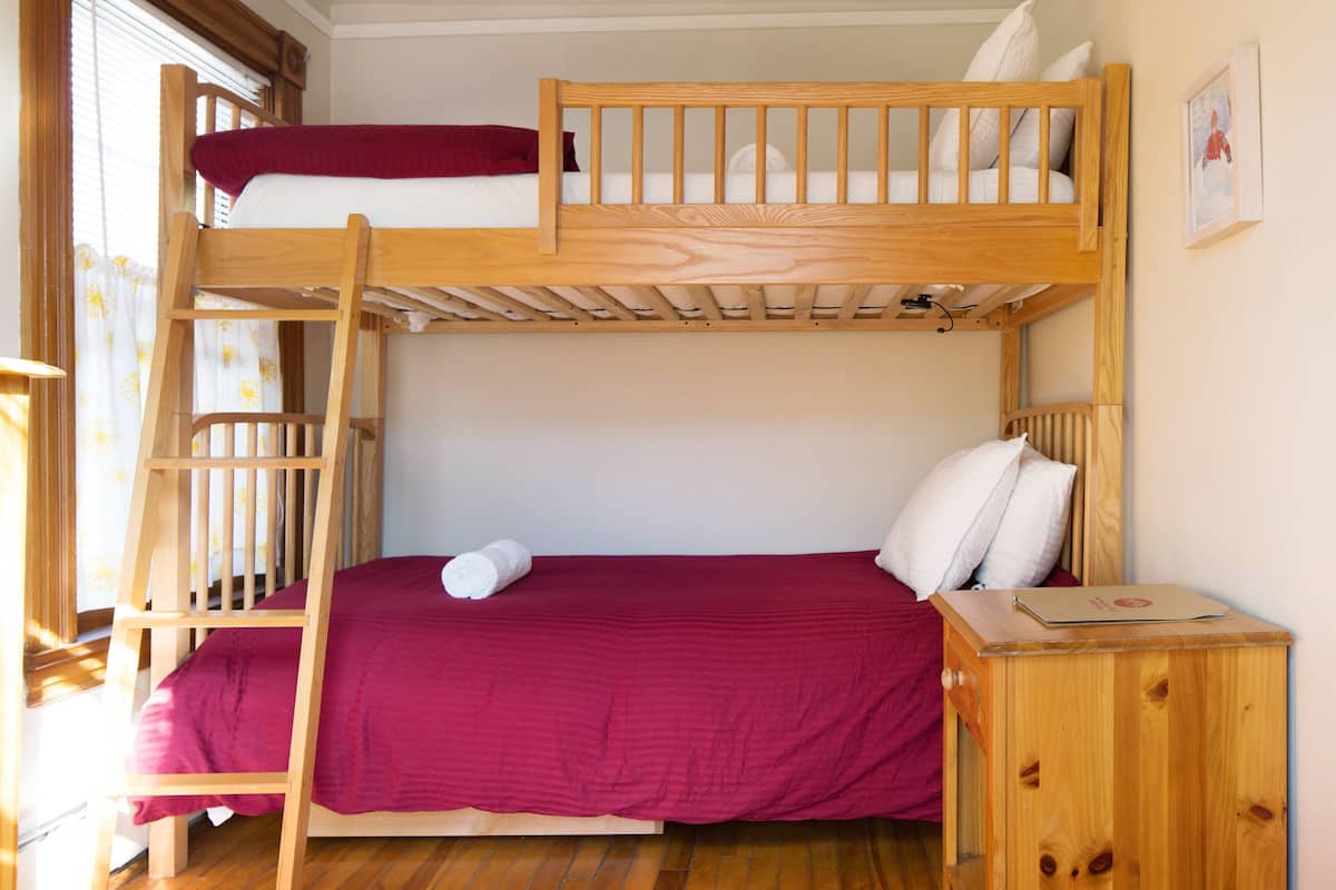 2 bedrooms, Egyptian cotton sheets, premium bedding, memory-foam beds