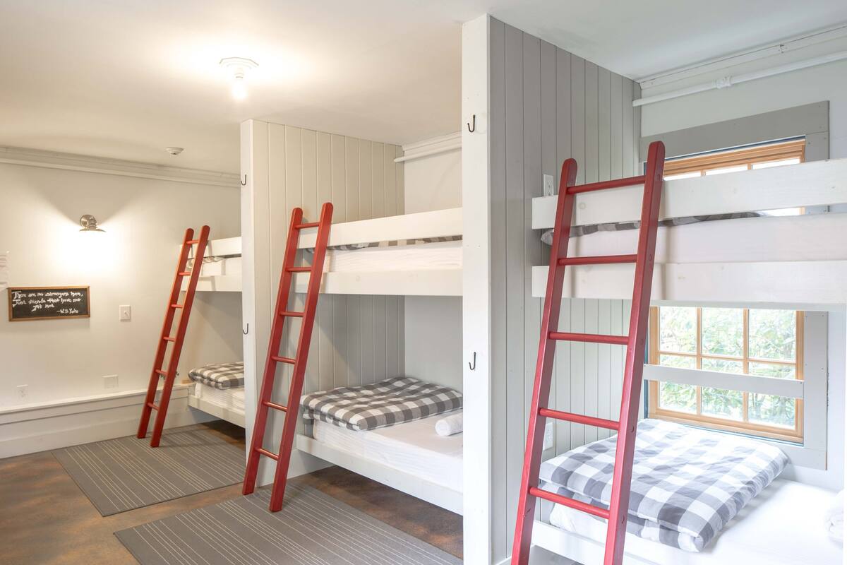 Economy Shared Dormitory | Egyptian cotton sheets, premium bedding, memory-foam beds