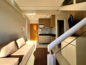 Refrigerador, microondas, placa de cocina, utensilios de cocina