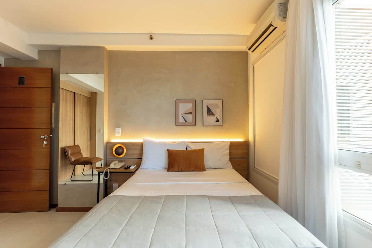 Loft superior | Caja de seguridad en la habitación, escritorio y ropa de cama
