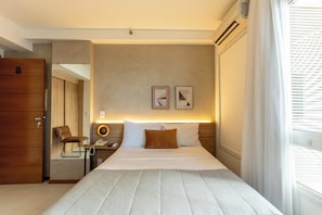 In-room safe, desk, bed sheets - Biarritz Hplus Long Stay (Brasília)