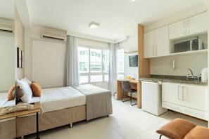 高級樓中樓客房 | 1 間臥室、客房內保險箱、書桌、床單