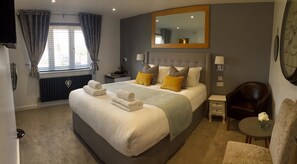 Deluxe Room, 1 King Bed (202) | Hypo-allergenic bedding, desk, laptop workspace, blackout curtains - Oxford Studios (Kidlington)