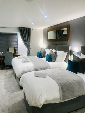 Family Studio Suite, Multiple Beds (102) | Hypo-allergenic bedding, desk, laptop workspace, blackout curtains - Oxford Studios (Kidlington)