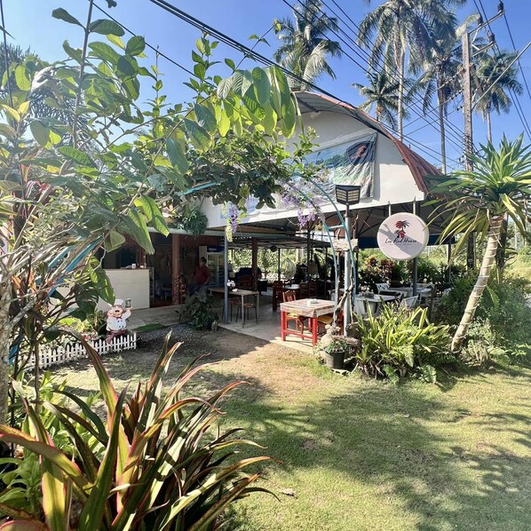 Se sirven desayunos, comidas, cenas y cocina local 