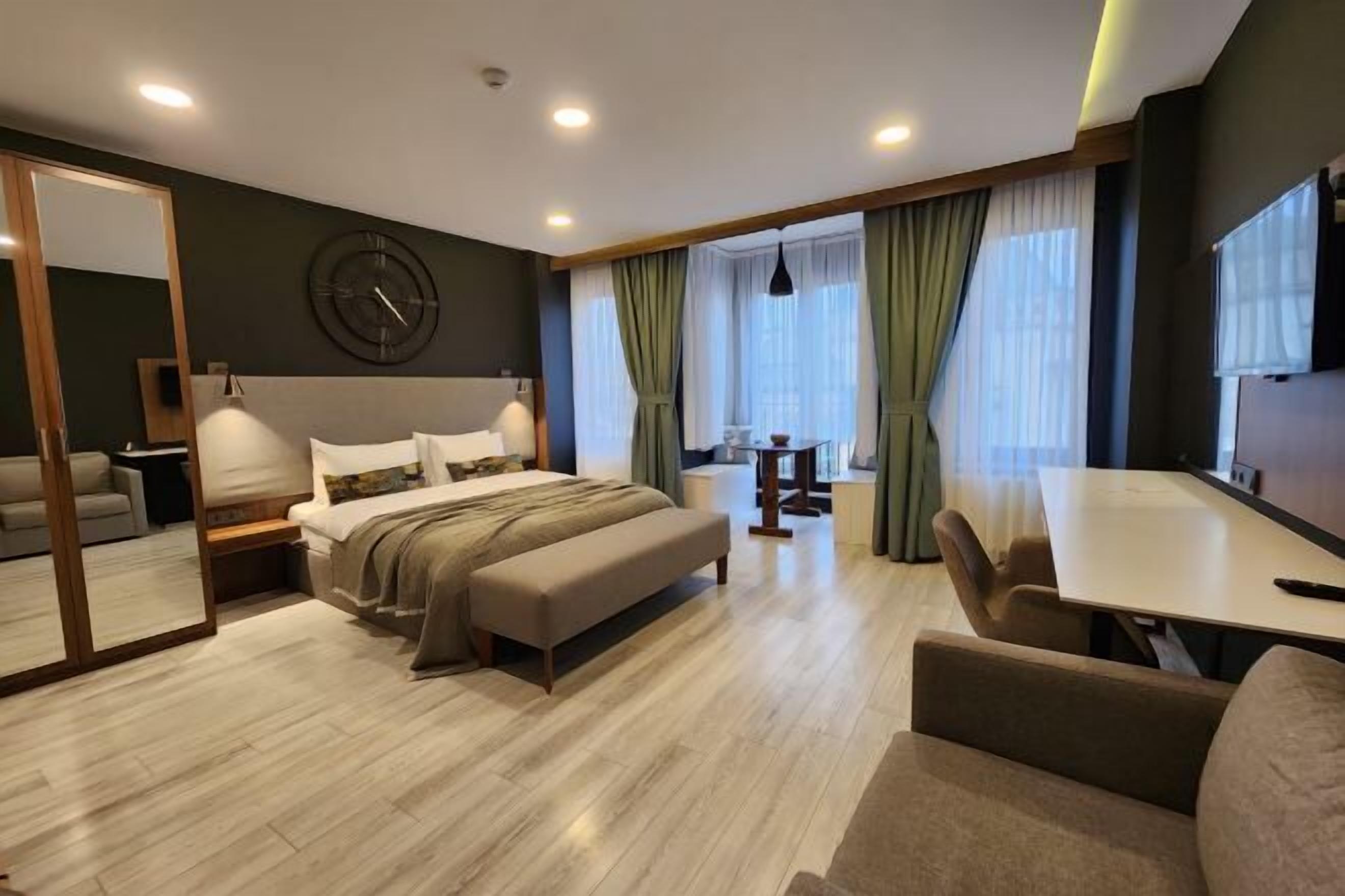 高級寝具、羽毛の掛け布団、ピロートップベッド、ミニバー