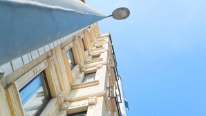 Un edificio de estilo arquitectónico clásico, con columnas ornamentales y un balcón.