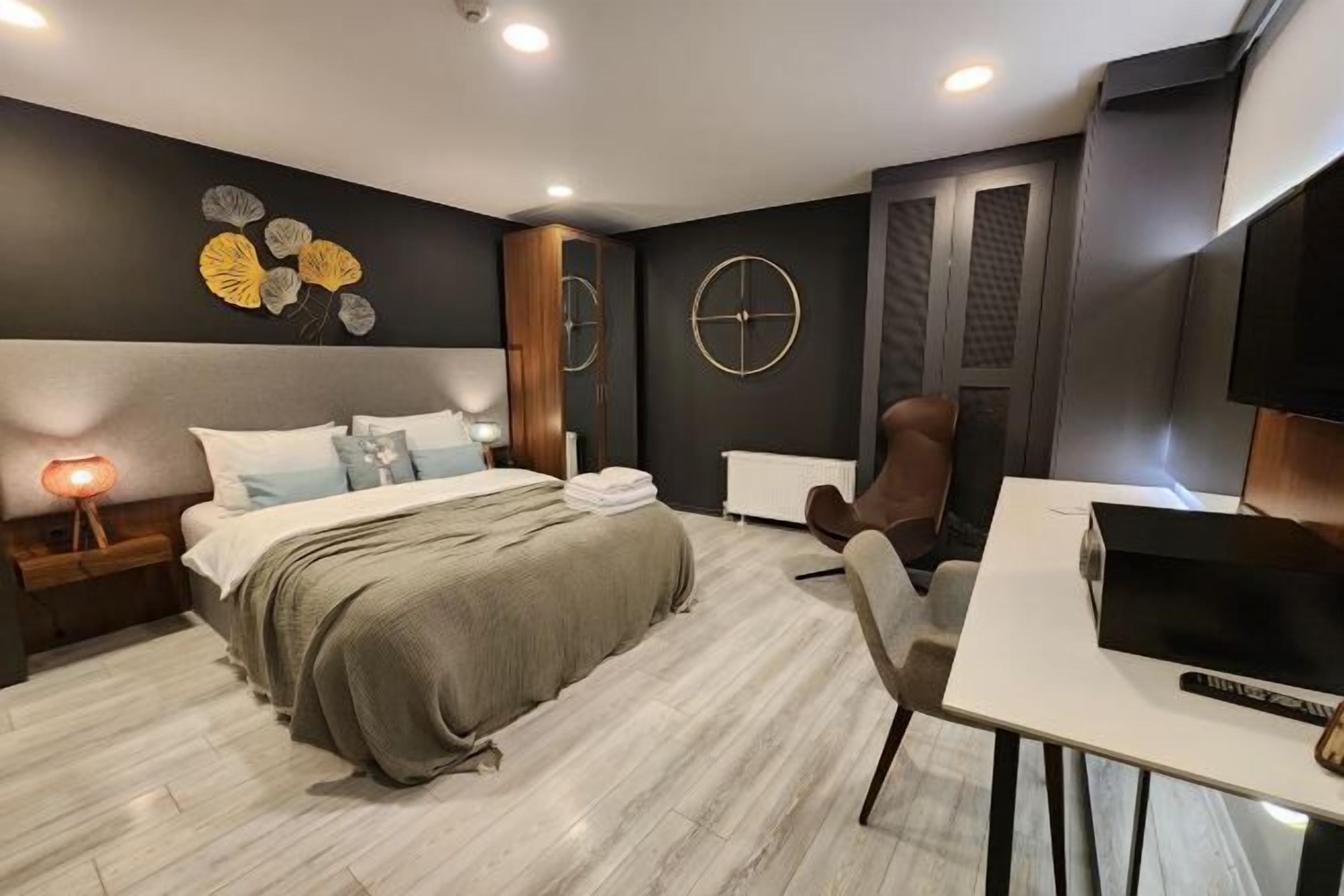 高級寝具、羽毛の掛け布団、ピロートップベッド、ミニバー