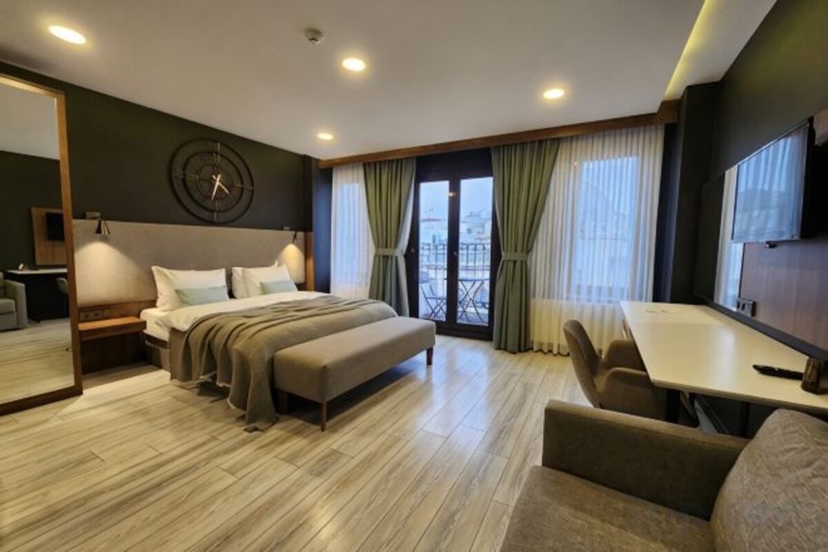 Premium bedding, down comforters, pillowtop beds, minibar