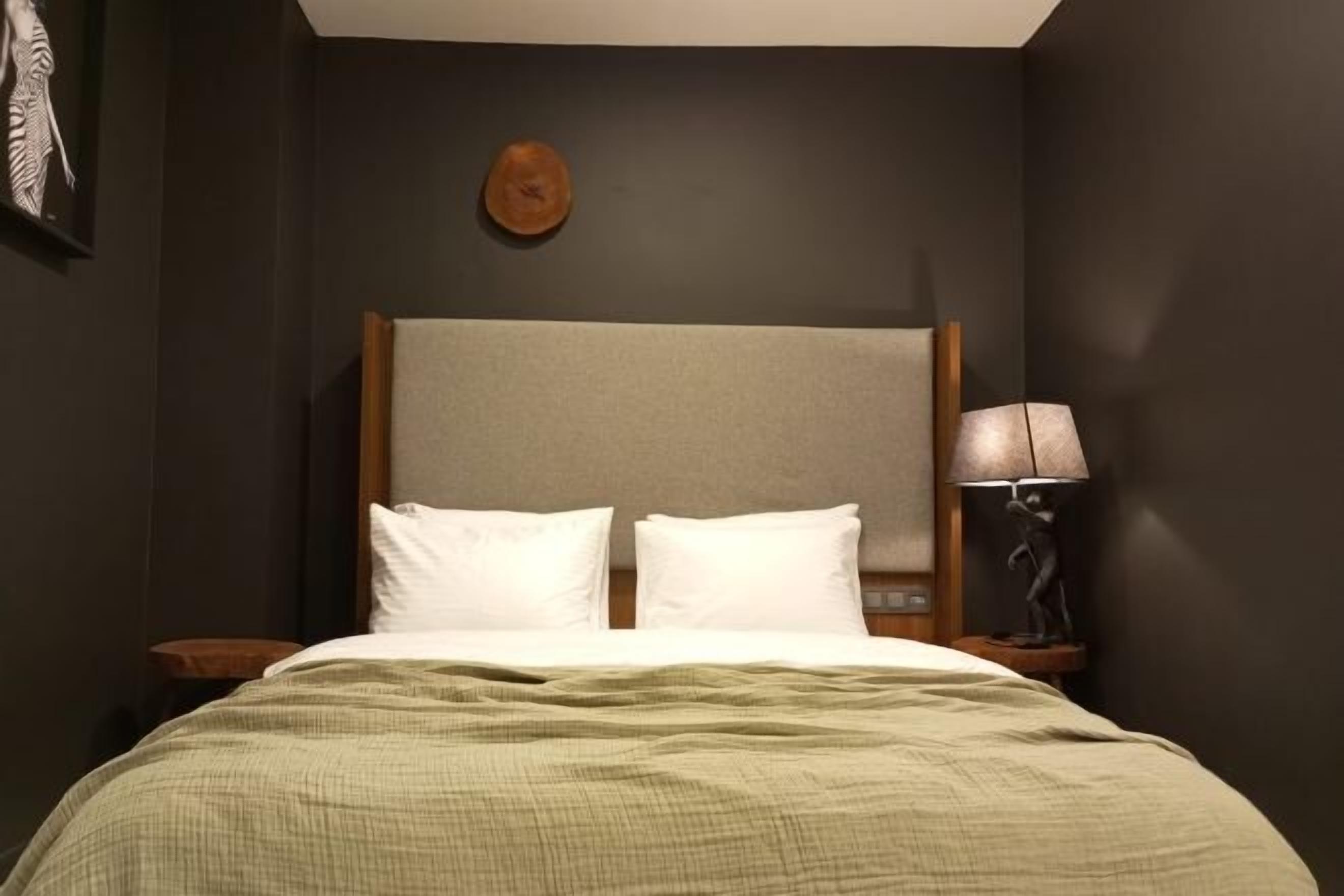 高級寝具、羽毛の掛け布団、ピロートップベッド、ミニバー