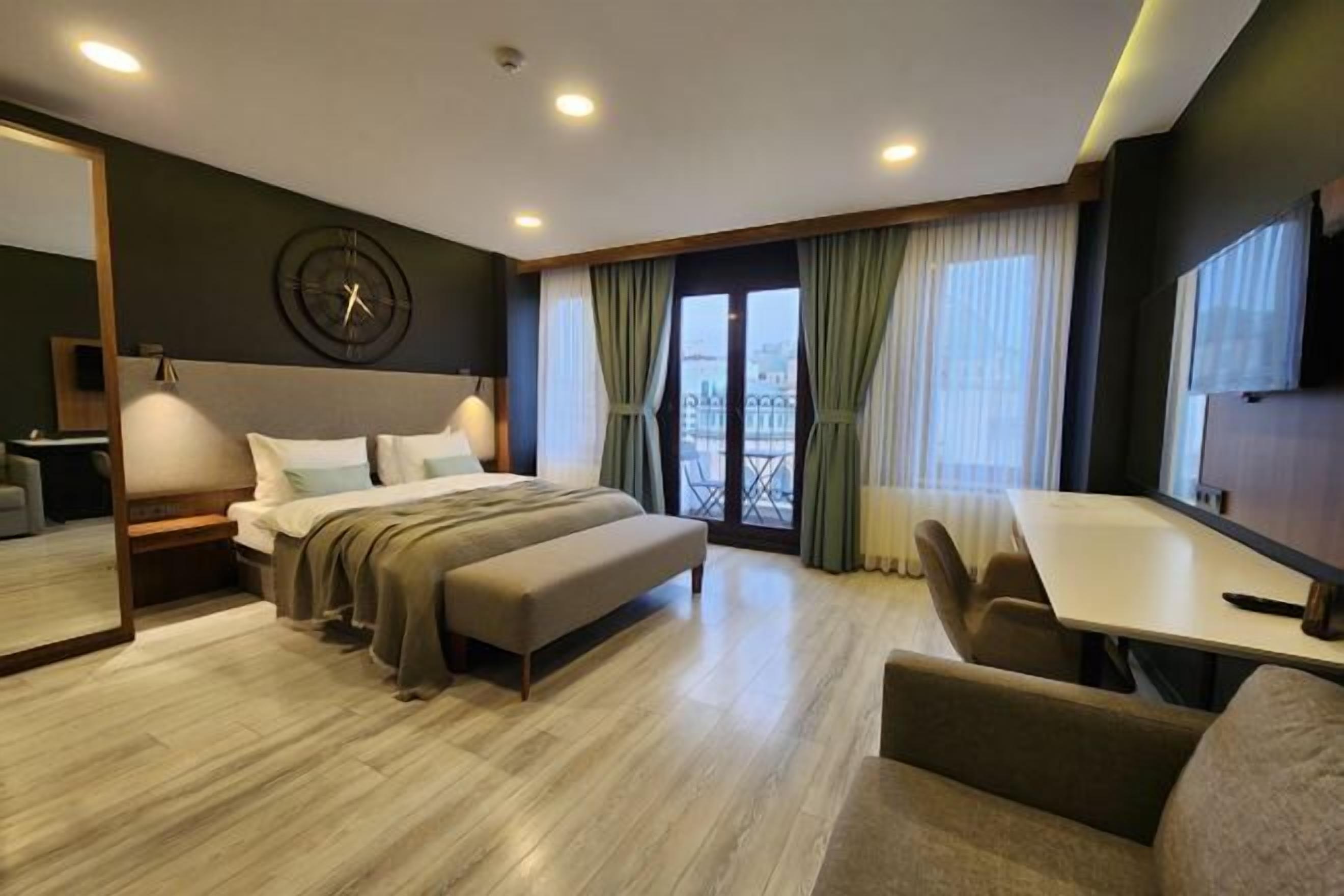 高級寝具、羽毛の掛け布団、ピロートップベッド、ミニバー