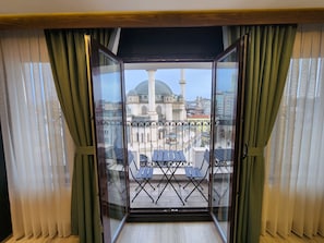 Panoramic Studio House With Balcony