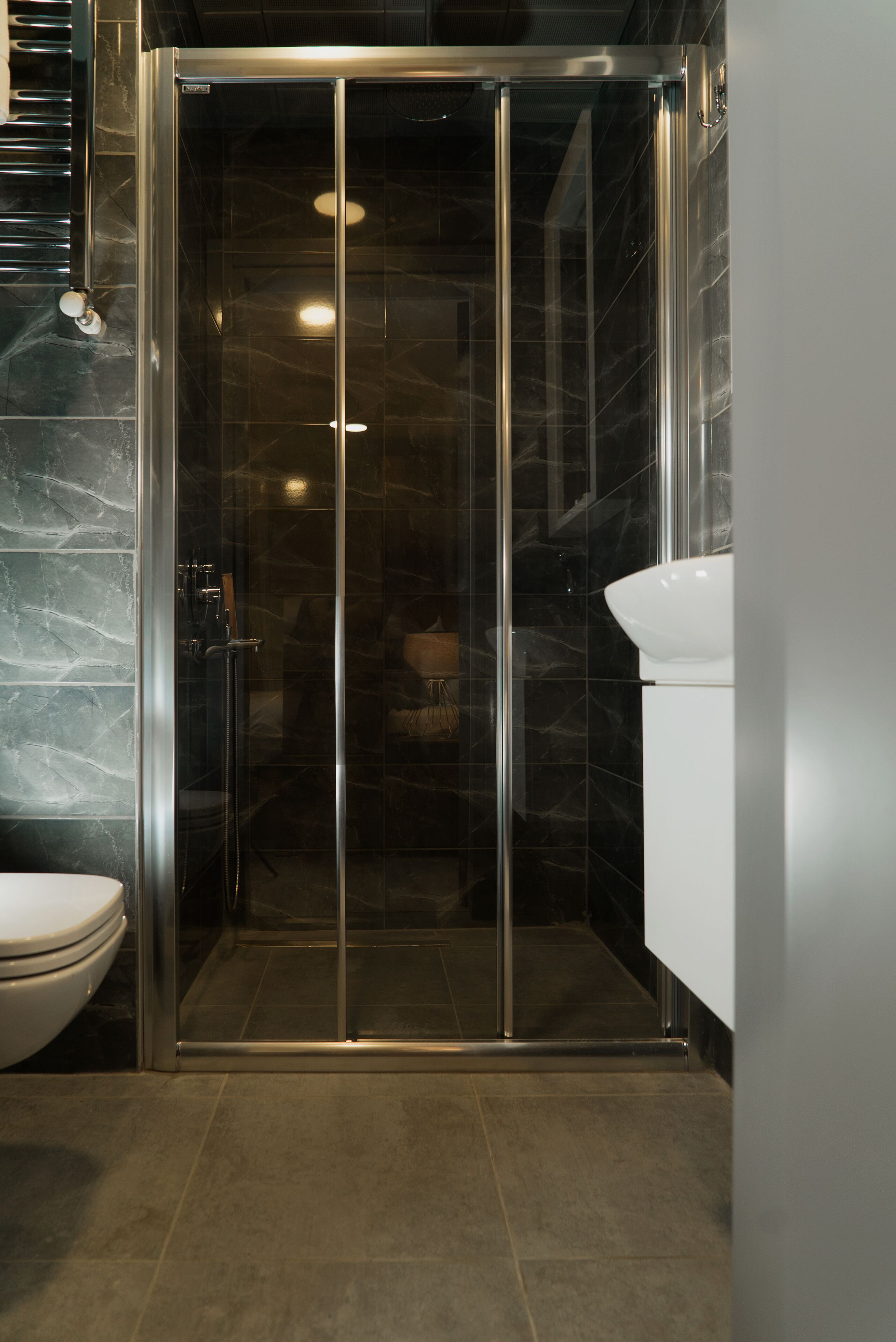 Shower, rainfall showerhead, free toiletries, hair dryer