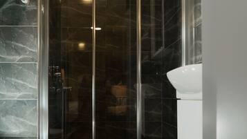 Shower, rainfall showerhead, free toiletries, hair dryer