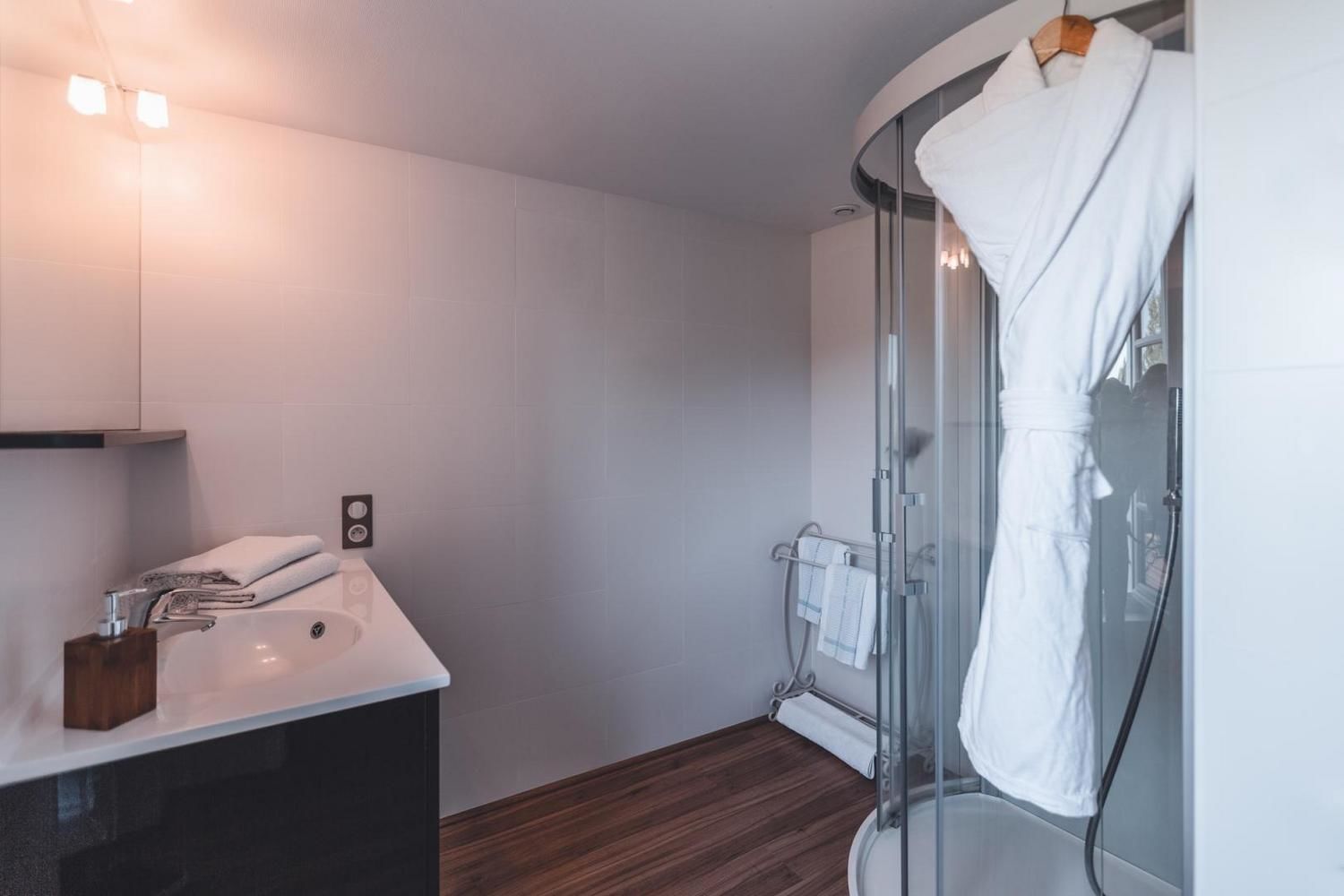 Chambre Double (Josephine) | Salle de bain | Douche, articles de toilette gratuits, sèche-cheveux, peignoirs