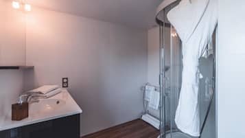 Chambre Double (Josephine) | Salle de bain | Douche, articles de toilette gratuits, sĂšche-cheveux, peignoirs