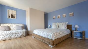 Quadruple Room (Jeanne) | Individually furnished, soundproofing, iron/ironing board