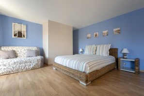 Quadruple Room (Jeanne) | Individually furnished, soundproofing, iron/ironing board - Les Voyageurs (Saint-Martin-la-Meanne)