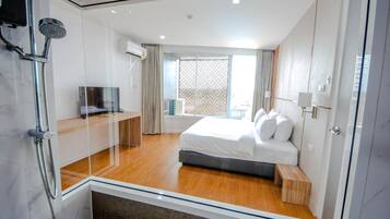 Premium bedding, desk, blackout curtains, free WiFi