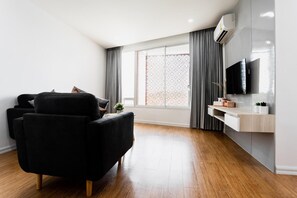 40-inch LCD TV with cable channels, TV - Jasper Hotel Ban Phai (Ban Phai)