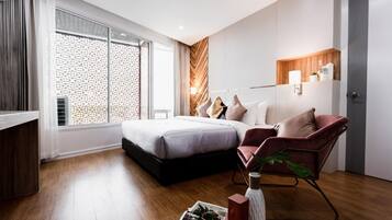 Premium bedding, desk, blackout drapes, WiFi (free)