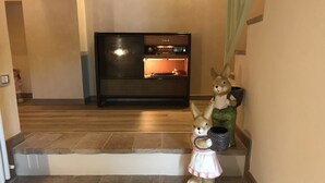 Una escalera con una figurita de conejo de cerámica en los peldaños.