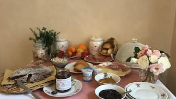 Free daily buffet breakfast