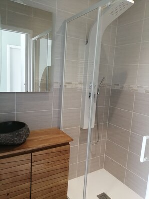 Shower, hydromassage showerhead, designer toiletries, hair dryer - Le Temps d'un Reve (Eauze)