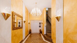 Pintu masuk interior