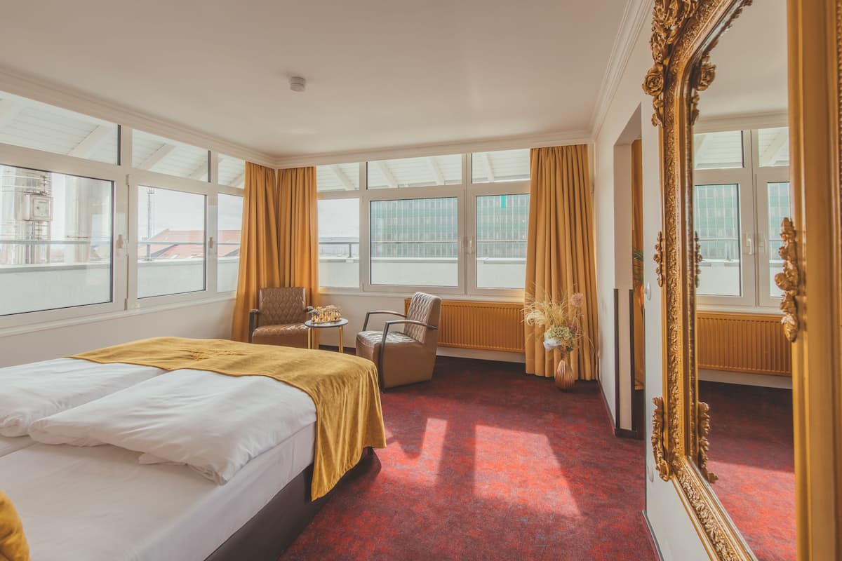 hypo-allergenic bedding, in-room safe, individually decorated