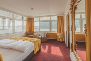 Ropa de cama hipoalergénica y caja de seguridad en la habitación 