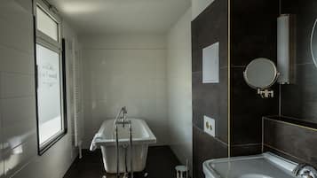 Une salle de bain moderne avec une baignoire, des toilettes et un lavabo.