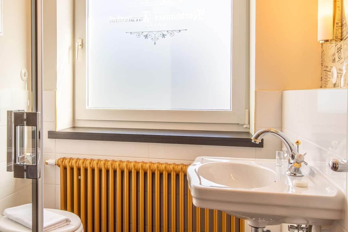 standard single room | bathroom | deep-soaking bathtub, free toiletries, hair dryer, slippers