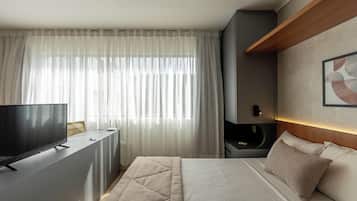 Deluxe Room | Desk, blackout drapes, free WiFi, bed sheets