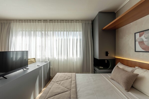 Deluxe Room | Meja, langsir/tirai gelap terus, Wi-fi percuma, cadar katil