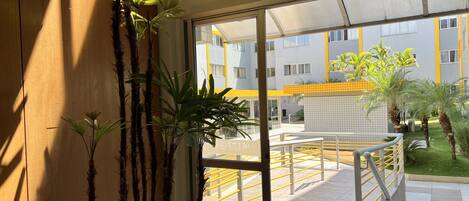 A modern building with a sign reading "SAÍDA" indicating an exit.