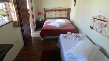 Decoración personalizada, muebles diferentes, camas extra y wifi gratis