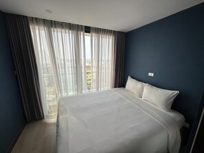 Panoramic Penthouse, 2 Bedrooms | Living area | Smart TV - Ficus Suites Apartment (Hanoi)