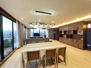 Penthouse Panorama, 2 kamar tidur | Seprai premium, busa memori, minibar, dan brankas