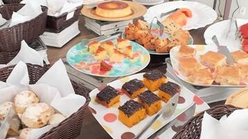 Café da manhã com buffet grátis todos os dias