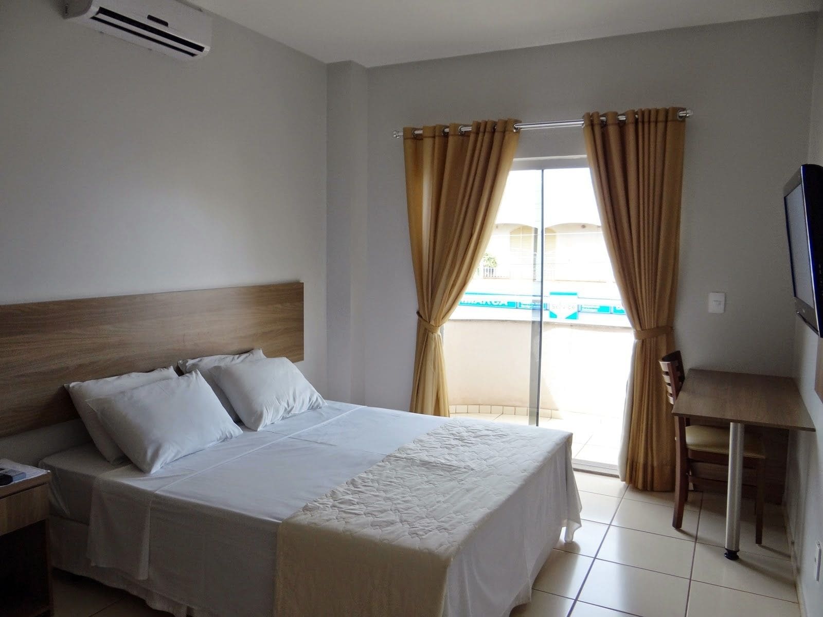 Quarto casal luxo de uso individual | Ferros/tábuas de passar roupa, Wi-Fi de cortesia, roupa de cama