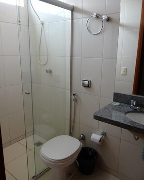 ฝักบัว, ของใช้ในห้องน้ำฟรี, ไดร์เป่าผม (มีให้บริการตามคำขอ), ผ้าเช็ดตัว