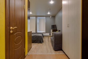 1 bedroom, individually decorated, desk, laptop workspace