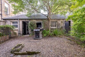 BBQ/picnic Area - Luxury St Andrews Apartment (St. Andrews)