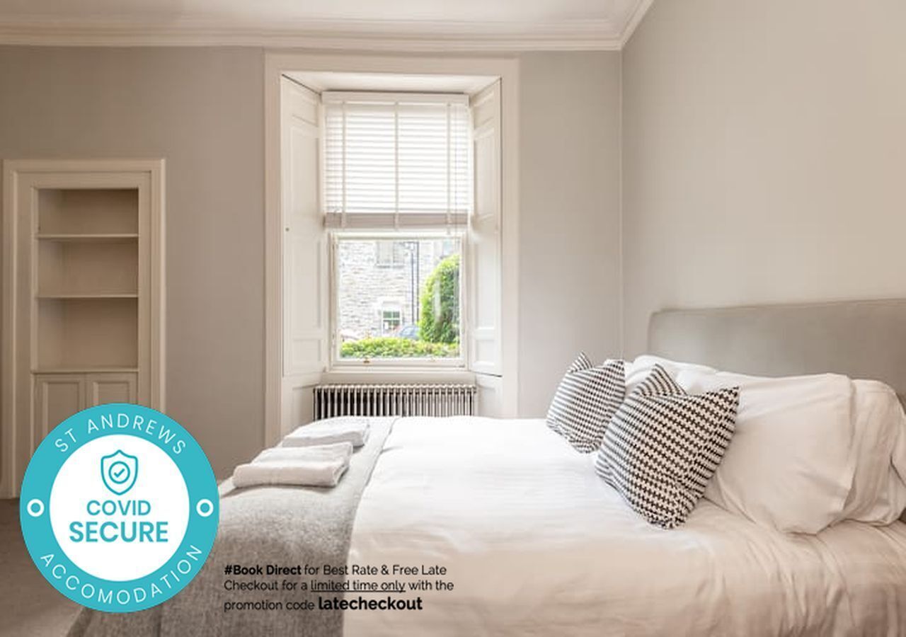 Deluxe Apartment, 3 Bedrooms | 3 bedrooms, individually decorated, individually furnished, desk