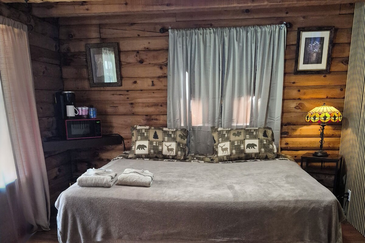 Unit A, King Suite | Desk, laptop workspace, blackout drapes, soundproofing