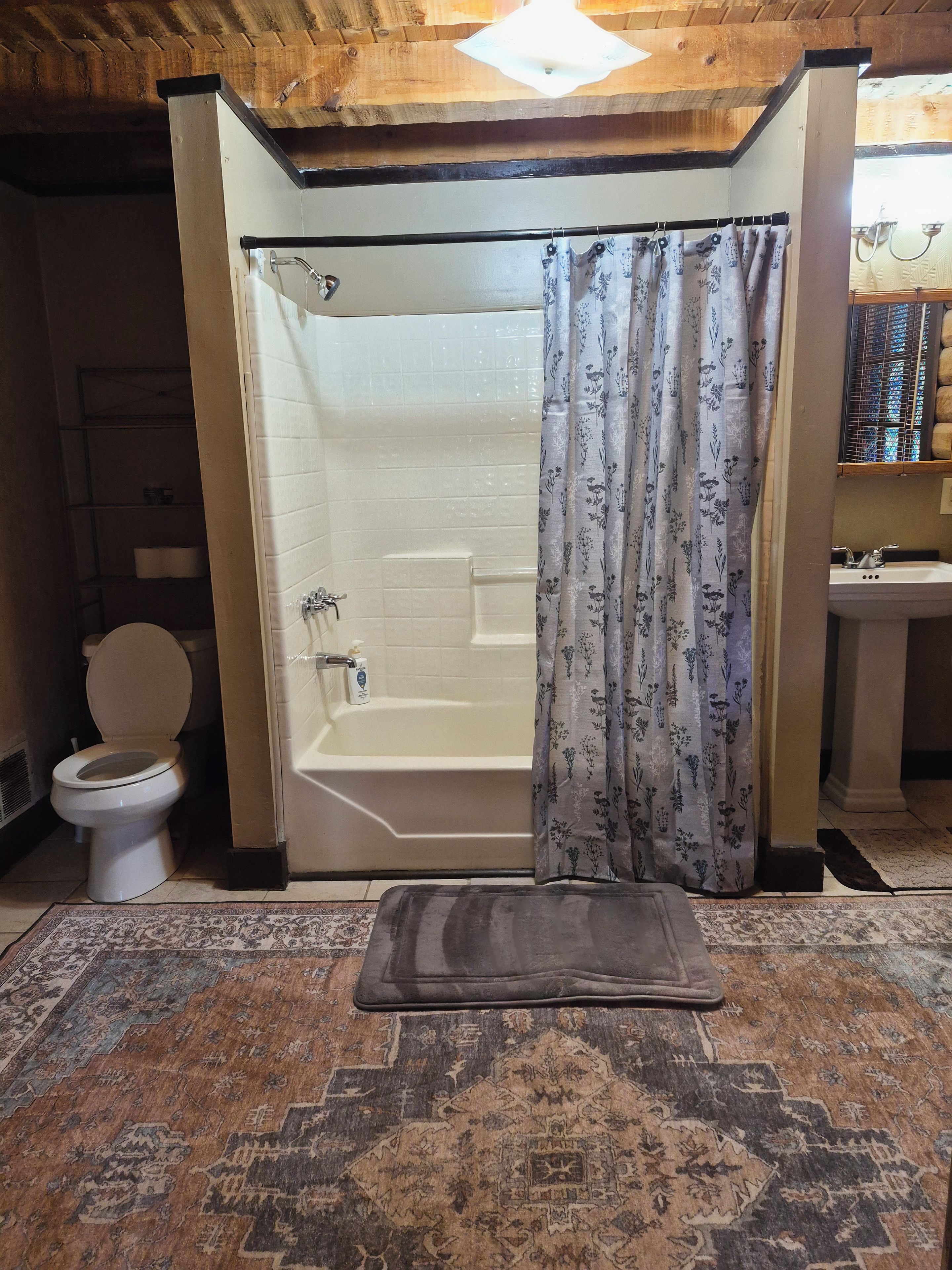 Ein Badezimmer mit Toilette, Badewanne und Duschvorhang.
